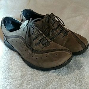 clarks walking shoes ladies